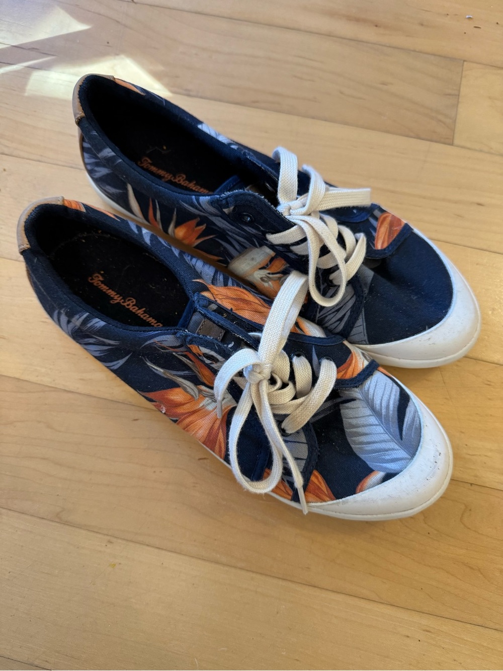 Tommy Bahama Navy Floral Lace-Up Women’s Sneakers size 9.5 canvas tropical fun